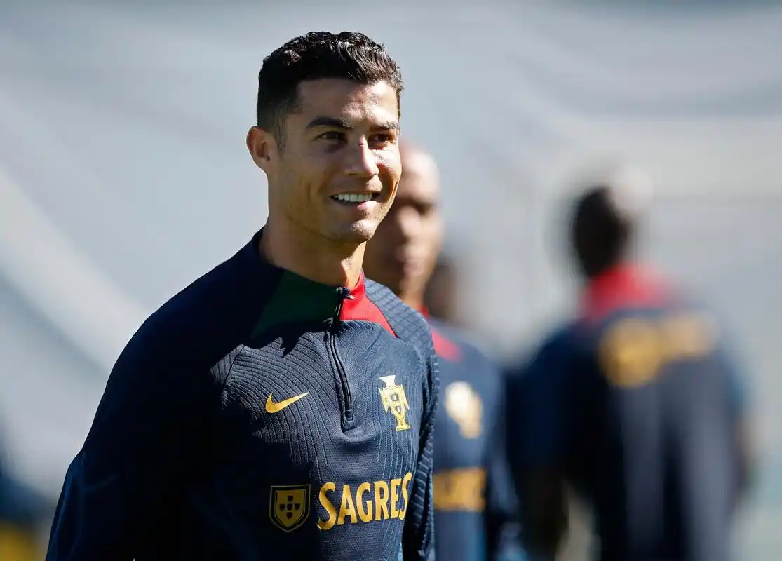 加油c罗参加葡萄牙今日训练眼部淤血鼻梁伤口明显