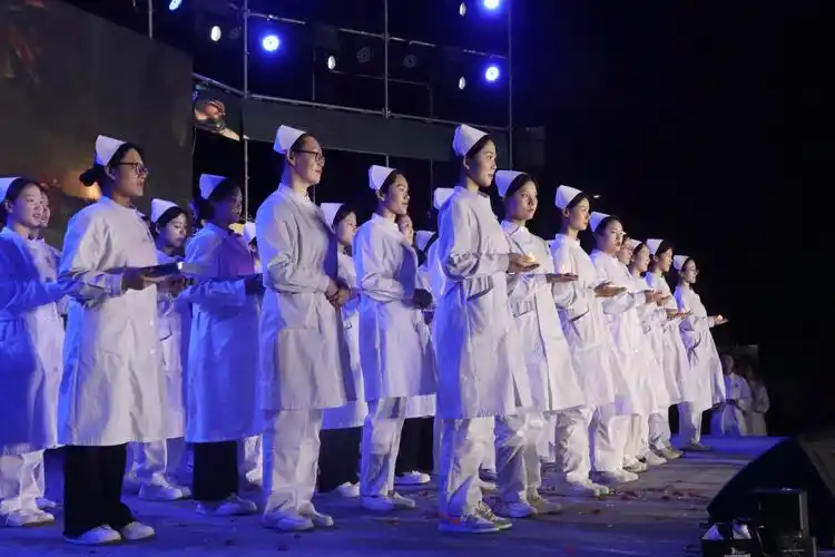 护理学院,医学院举办5.12国际护士节授帽传光专业晚会