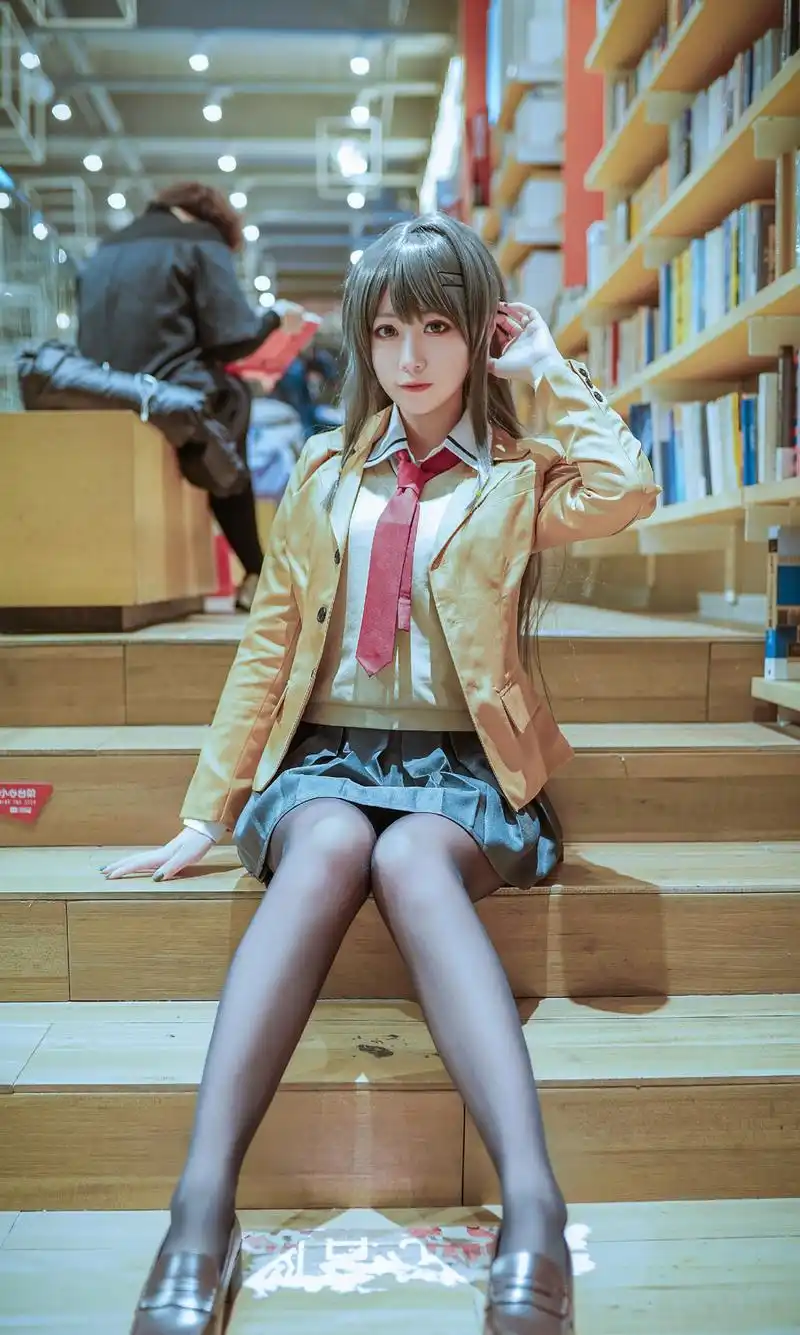 cosplay:在图书馆的樱岛麻衣,穿"黑丝"用各种撩人姿势炫耀长腿