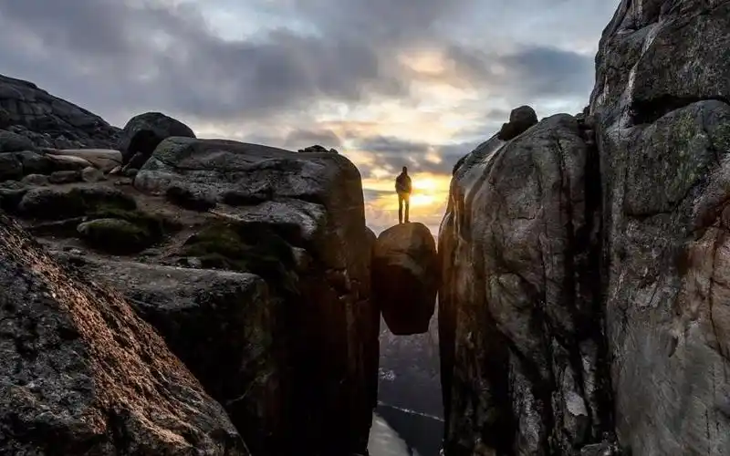 卡在悬崖中间石头,离地面1000米,多大胆才敢上去?