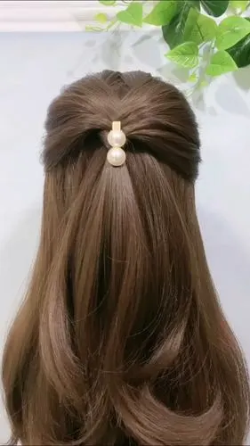 优雅气质的半扎披肩发最适合搭配裙子