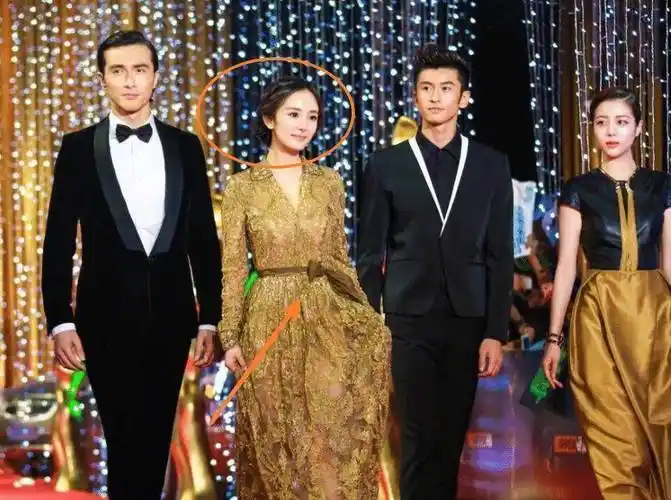 杨幂为秀漫画腰太拼了,身穿露肚脐装魅力十足,这大长腿真实存在_挑战