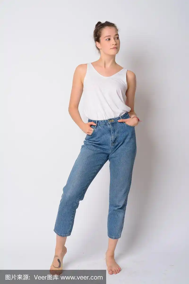 年轻美丽的女人站着思考的全身照片