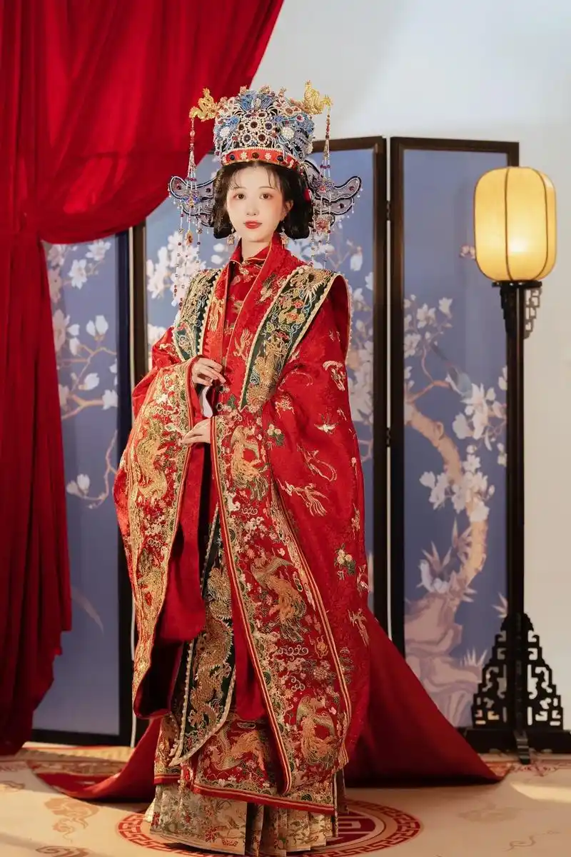 本期汉服婚服推荐百鸟朝凤～#三坑少女 #中式嫁衣 #凤冠霞帔 - 抖音