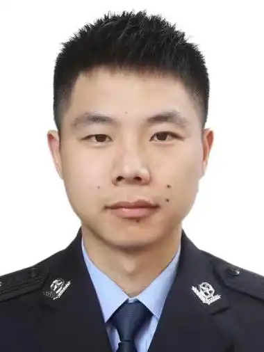 "斌仔"照片身着警服,一身正气这也是徐斌警察证上的证件照徐斌牺牲后