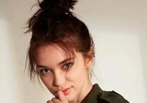 国字脸女生必会的盘发技巧,时尚俏皮丸子头让你女人味儿爆棚