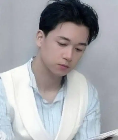 潘粤明20年前的旧照曝光 眉目如画气质温润完胜小鲜肉