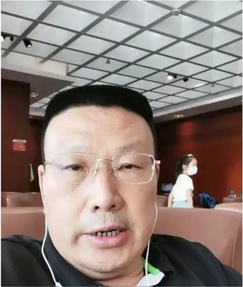 杜新枝举着姚策照片下跪许敏又被举报身份问题潘克律师回昆明