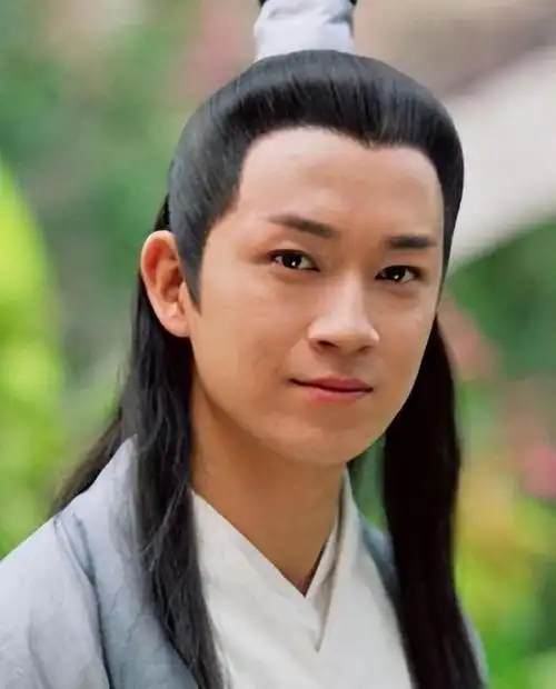 自此,潘粤明一举成名,成为当红的"饭圈影帝",这时,人生如戏,他从一个