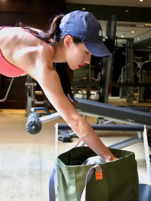 听说你喜欢手臂线条美美的漂亮姐姐