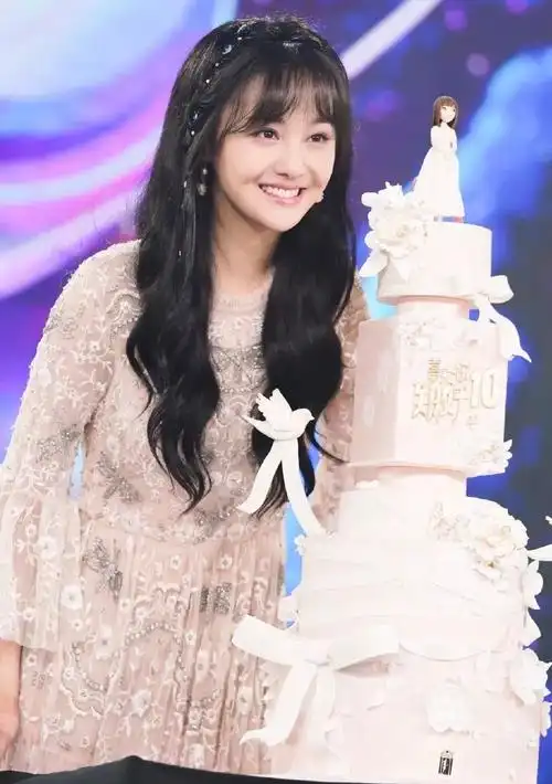 出道十年生日会上隔空喊话张翰郑爽活成了楚雨荨的模样