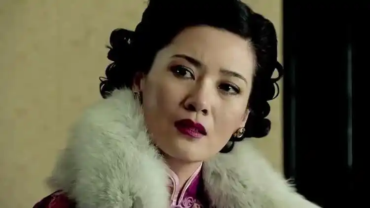 旗袍:丁默群跟夫人说关萍露是新来的秘书,钱鹏飞也说是新来的