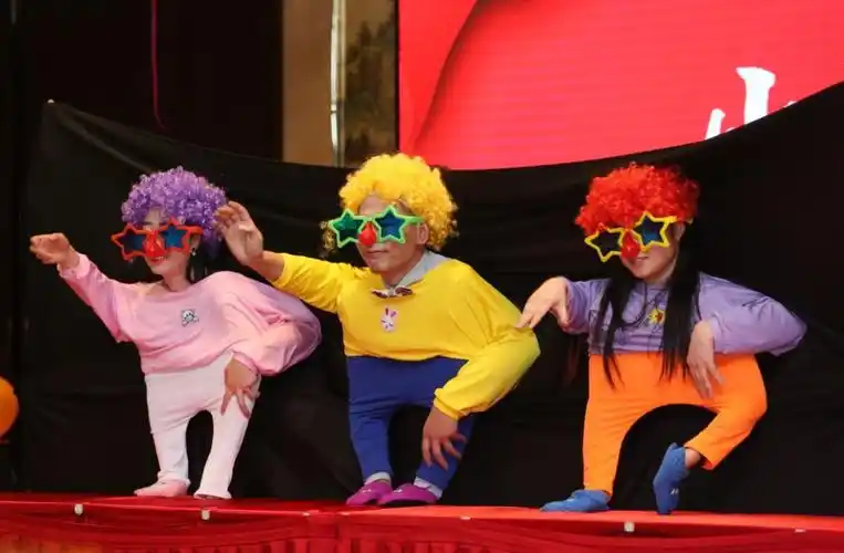 节目《黔东南的七月》小品《真假老师》小品《快来悠贝办张卡》创意