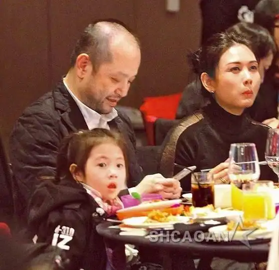 邱淑贞和老公沈嘉伟带3个女儿现身台北 出席自家集团春酒(图)