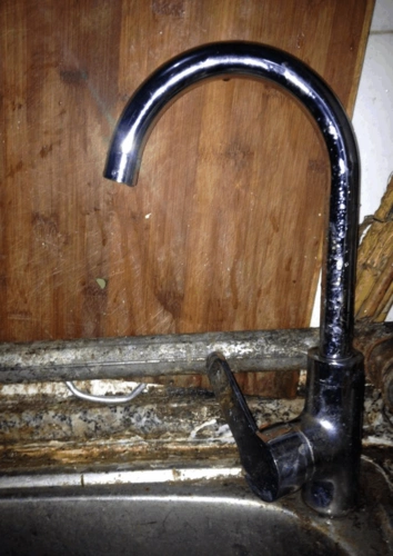 水龙头堵了,如何完好卸下来,清洗干净后再安装上