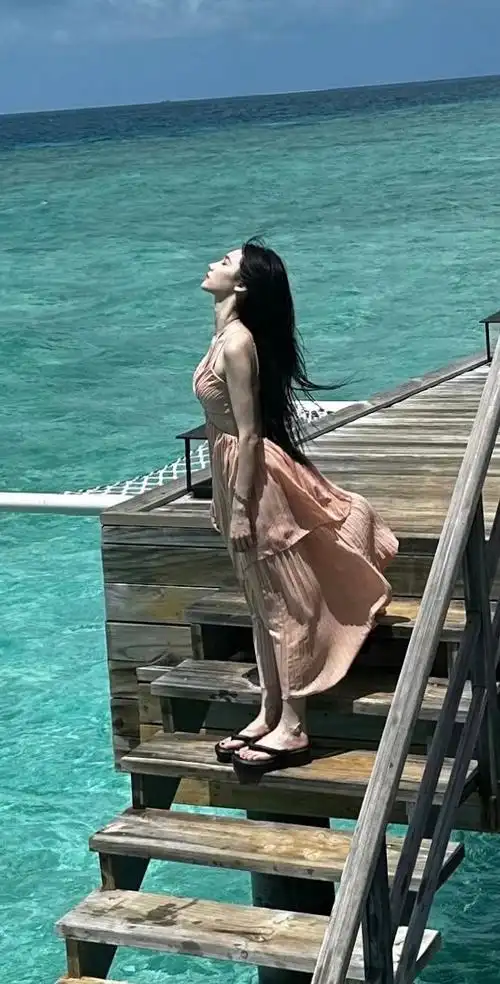 宋昕冉近期泳装照合集