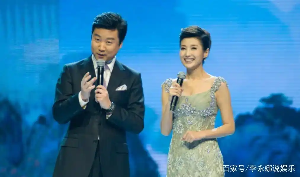 刚强自曝与春妮恋爱细节,双手紧扣一脸羞涩,撒贝宁兴奋起哄