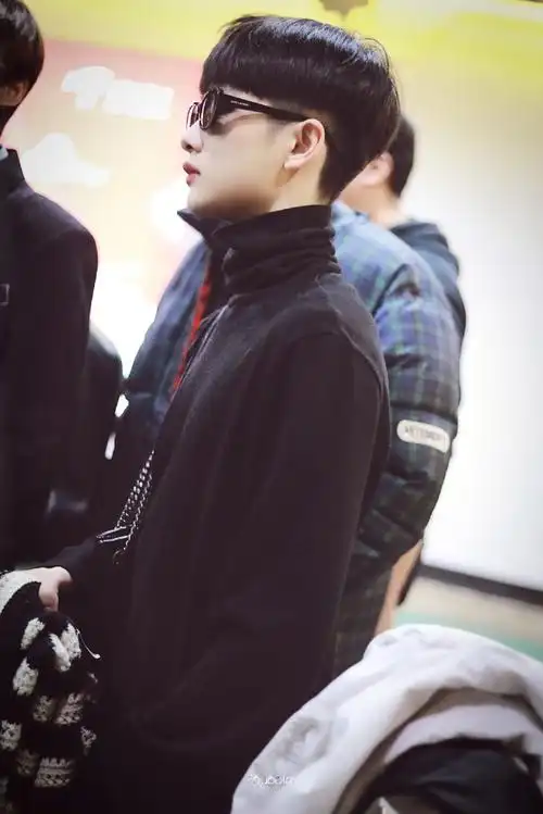 周震南换新发型 西瓜头呆萌秒变乖宝宝