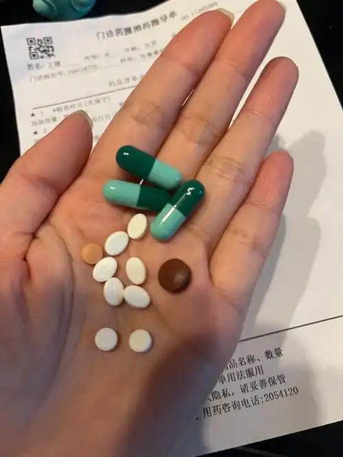 大把吃药,右耳只能听到一半的声音,诊断突发性耳聋,早上被告知要住院