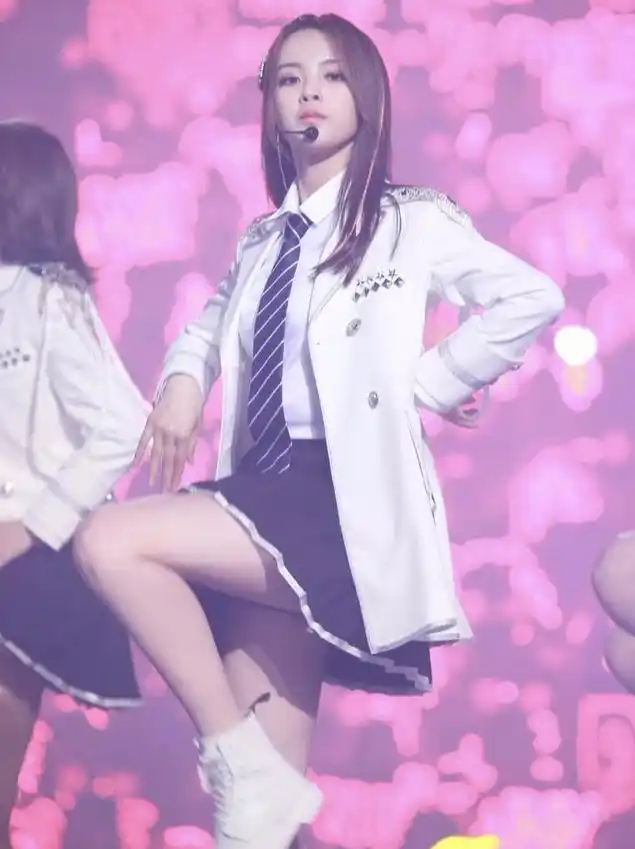 杨超越好实诚一姑娘!劈叉劈得表情扭曲可她的腿伸得笔直没有弯曲