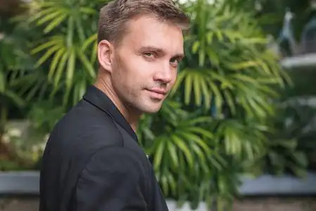 男人回头看背影图片