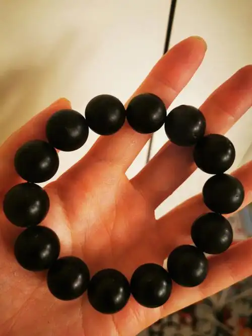 最近入了文玩坑9515,都说药珀有功效性,也想试试,随便找了一家买