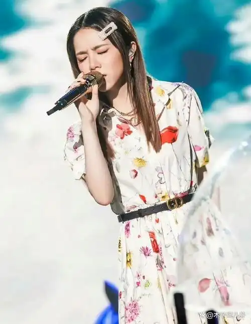 邓紫棋亮相薛之谦演唱会:清新可人的好学生形象惊艳全场!