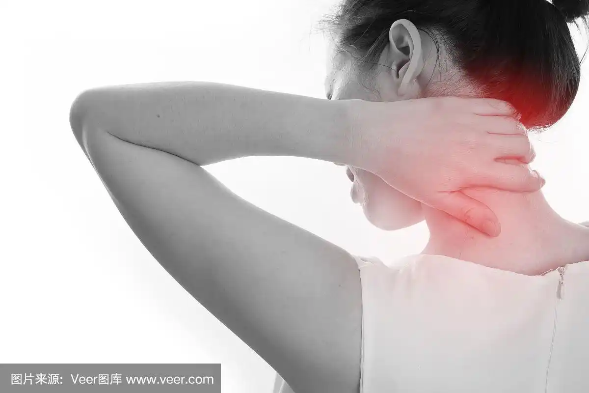 在孤立的白色背景上有颈部疼痛的妇女.办公室综合症的概念.