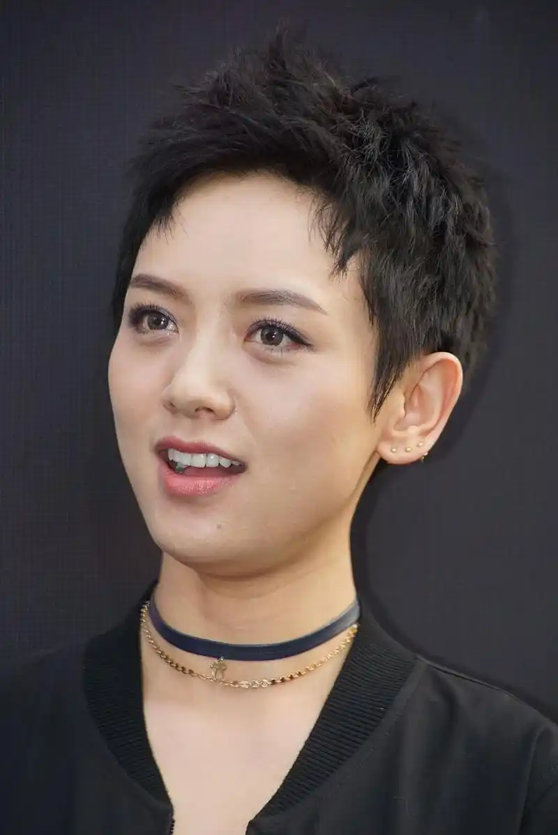 选择层次感发型,齐肩短发或创意发型,展现干练自信或个性魅力.