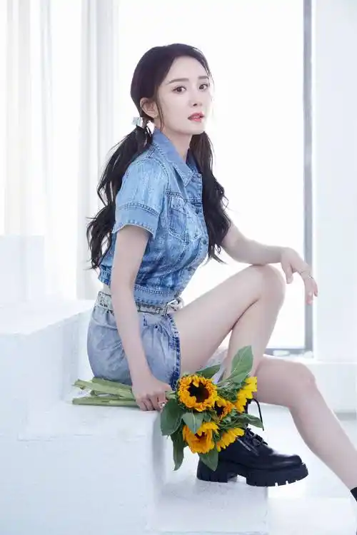 粉丝都知道,杨幂不光是娱乐圈的人气女星,更是时尚圈的"带货女王".