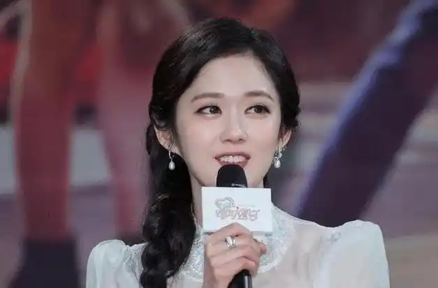 42岁张娜拉晒自拍视频:卷发好可爱,笑容甜美,身材好!