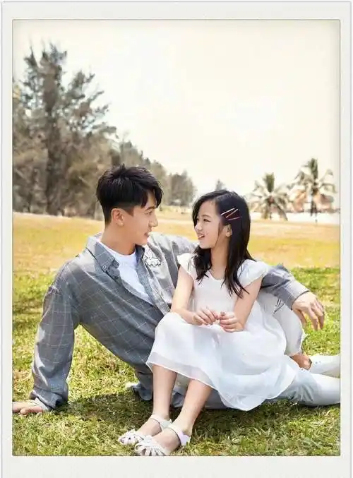 吴尊和neinei的登封面照片,无疑是一次家庭美满的展示,同时也引发了