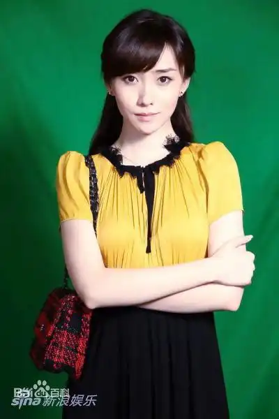 30岁 女(马秋子饰)于湖新的朋友,ces的同事,为了让于湖新能够接自己