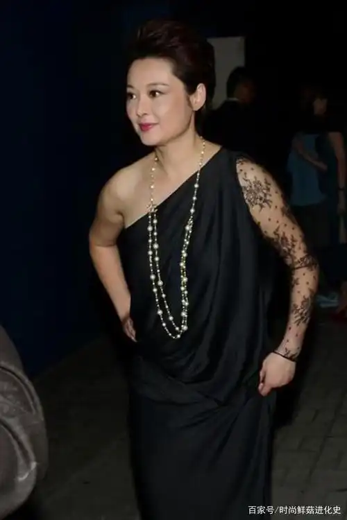 袁立造型崩塌?直筒裙显富态身材,却暴露膀大腰圆,看着有120斤