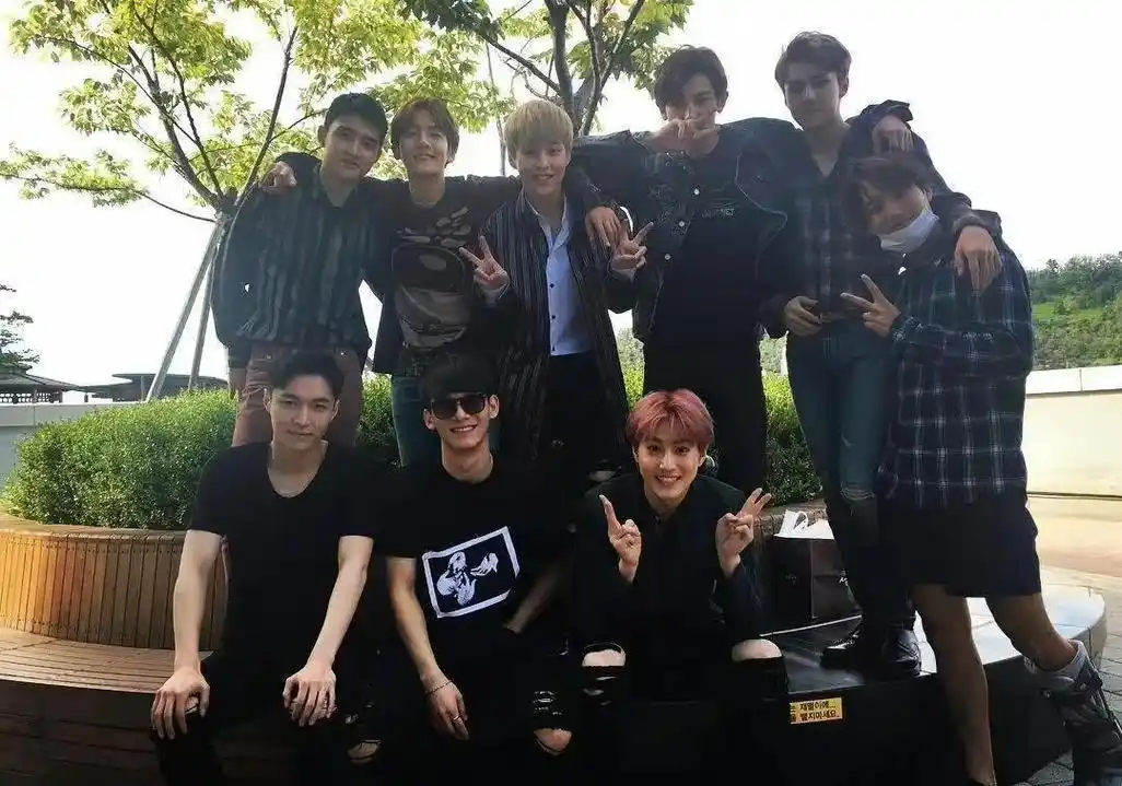 九人的合照也慢慢模糊了 真的很怀念 上一次相聚是什么时候啊