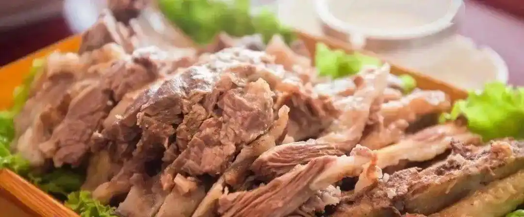 马奶酒草原汉子日常的最爱饮料手把羊肉内蒙古人的豪情气魄大口喝酒大