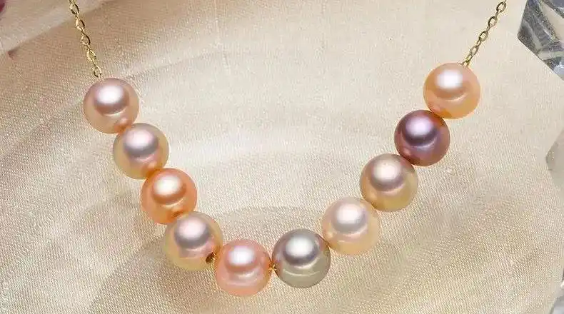 珍珠的颜色各异,除了我们常见的白色的珍珠之外,还有很多五彩缤纷的