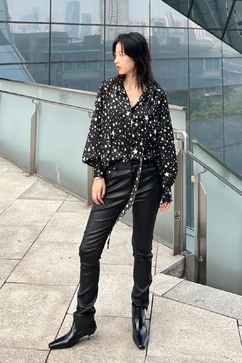 衬衫搭配皮裤,酷女孩化身摇滚新星#moco品牌大使周雨彤##冬季新品