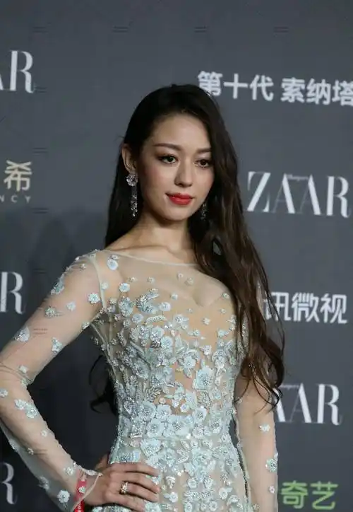 胸围是腰围的两倍吉娜的紧身造型再度引起路人围观