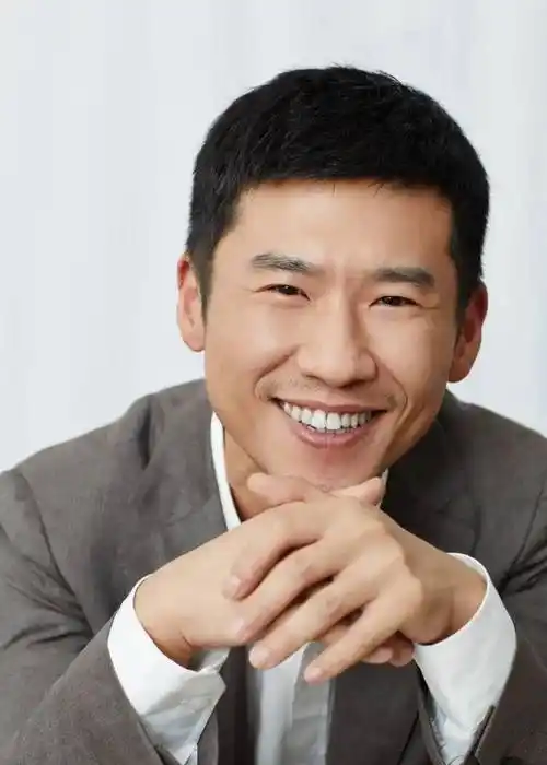 演员王骁:40岁走红,娶平凡妻子生一女,是母亲王馥荔的骄傲_王福利