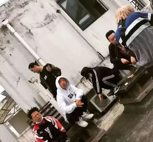 社会 正文 成名以后,gai无论走到哪都要提及gosh的一帮兄弟.