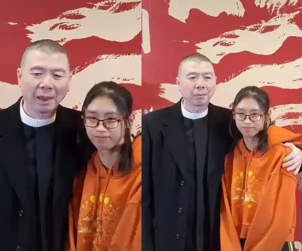 冯小刚罕见搂养女现身,红毯上秀父女情,徐朵越长越像爸爸_徐帆