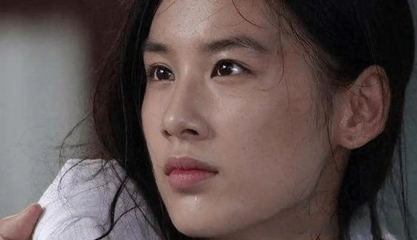 黄圣依曾经的"功夫女"大红大紫,可惜好景不长,随后的解约事件让她一蹶