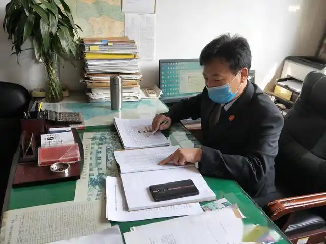 图为执行法官在阅卷的情形 返回搜             责任编辑