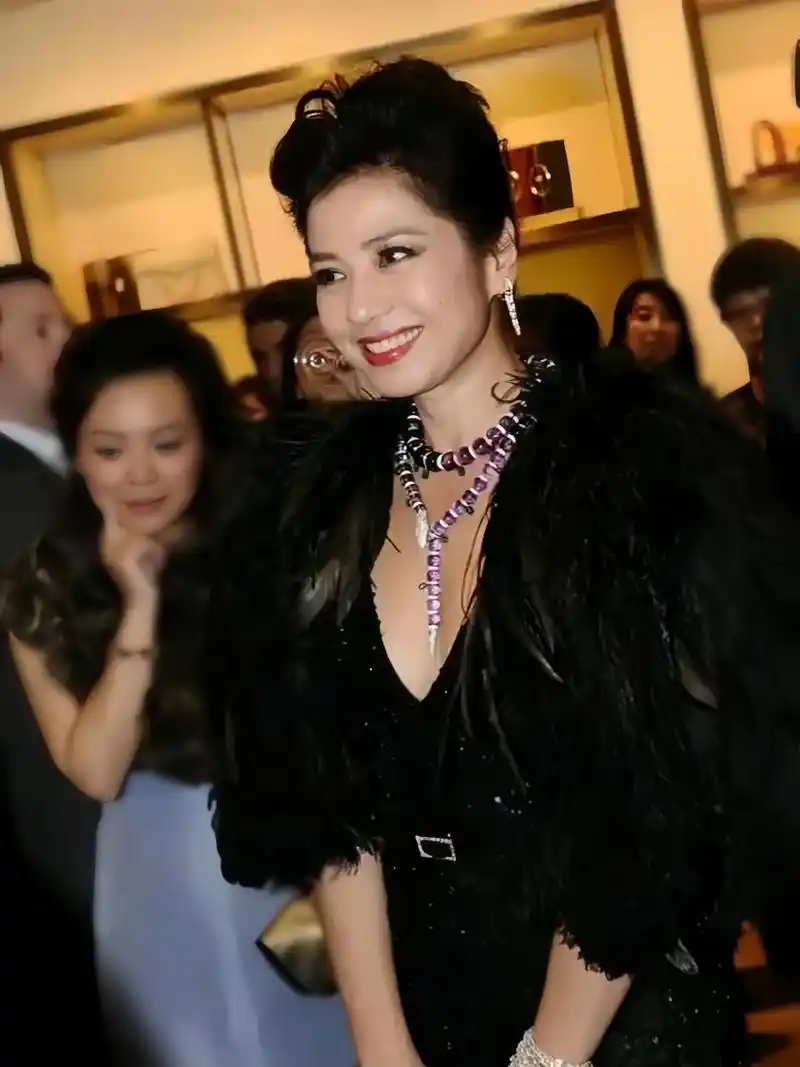 62岁钟楚红走性感风,穿深v镶钻裙大秀身材,年过花甲饱满紧致,戴百万