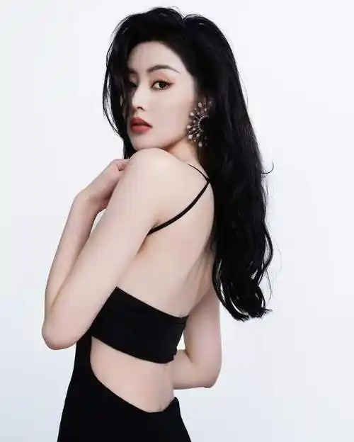 张天爱晒酷照瘦成骨头架子!