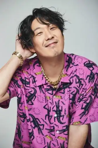 haha河东勋今日出演mnet《再一次》担任mc展现主持实力