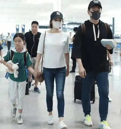 佟大为罕见一家五口现身机场,关悦穿白色t恤配牛仔,哪像3娃妈妈_女儿