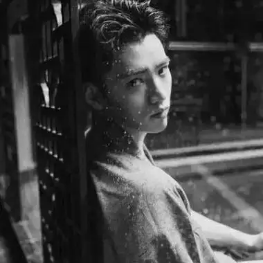 黑白男生头像低调哭到世界都心碎