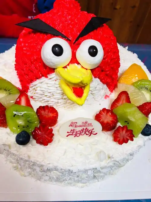 是我们优优小帅哥的生日,爸爸早早送来了蛋糕,优优小朋友想把快乐和